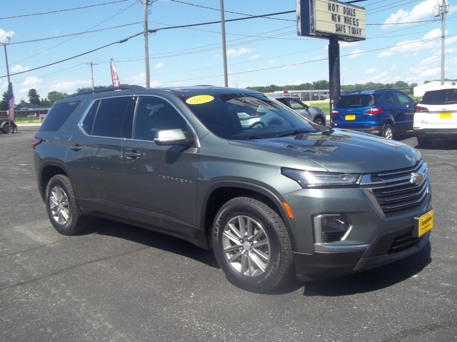 2023 Chevrolet Traverse LT Cloth in Silver Sage Metallic — front three-quarter view