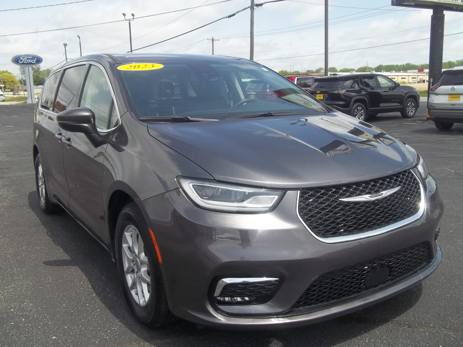 2023 Chrysler Pacifica Touring L in Ceramic Gray Clearcoat — front three-quarter view
