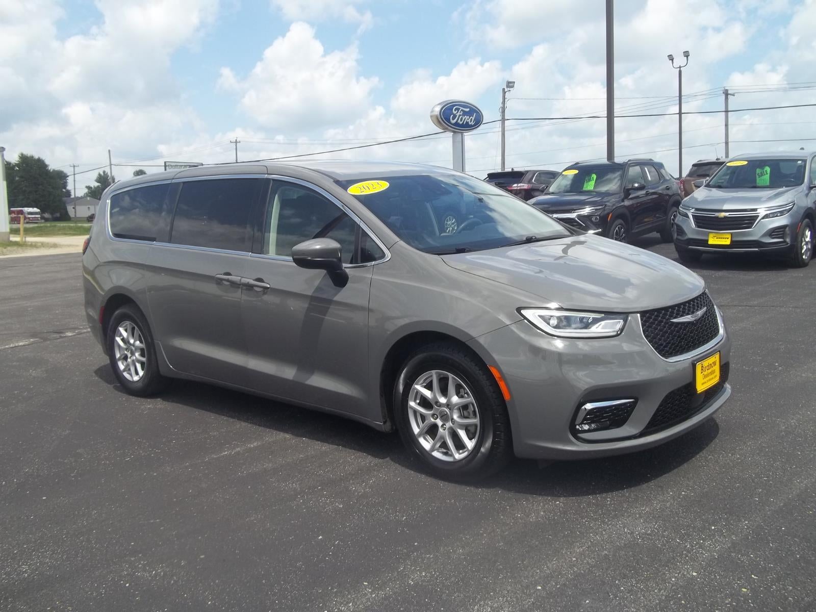 2023 Chrysler Pacifica Touring L in Ceramic Gray Clearcoat — front three-quarter view